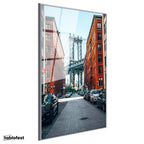 Gümüş Renk Metal Çerçeveli Tamperli Cam Tablo New York Köprüsü ve Tuğla Binalar Şehir Mimari Tablo Duvar Dekoru