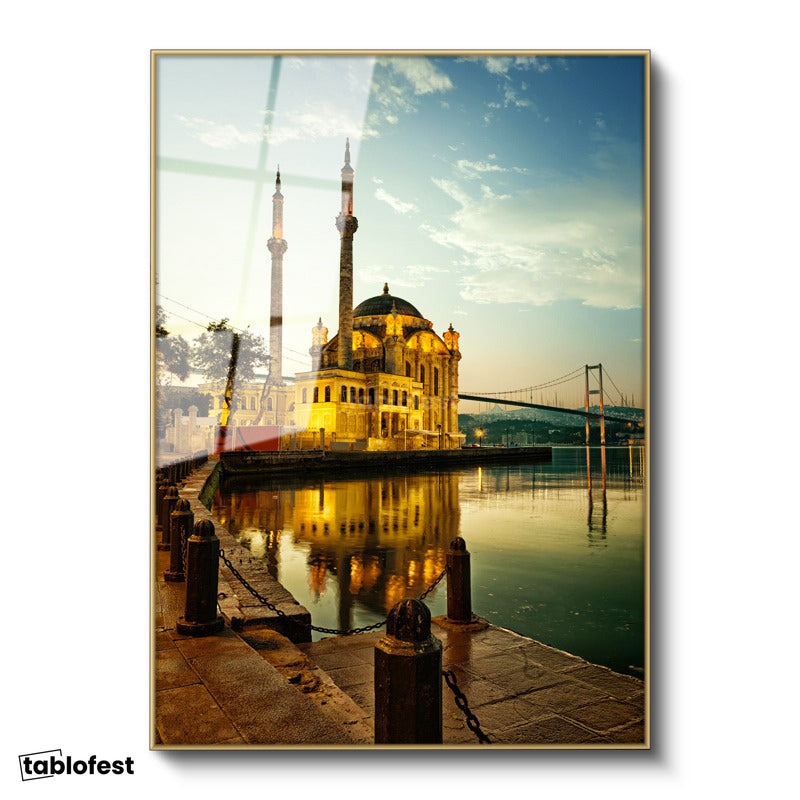 Altın Renk Metal Çerçeveli Tamperli Cam Tablo İstanbul Ortaköy Camii ve Köprü Şehir Mimari Tablo Duvar Dekoru