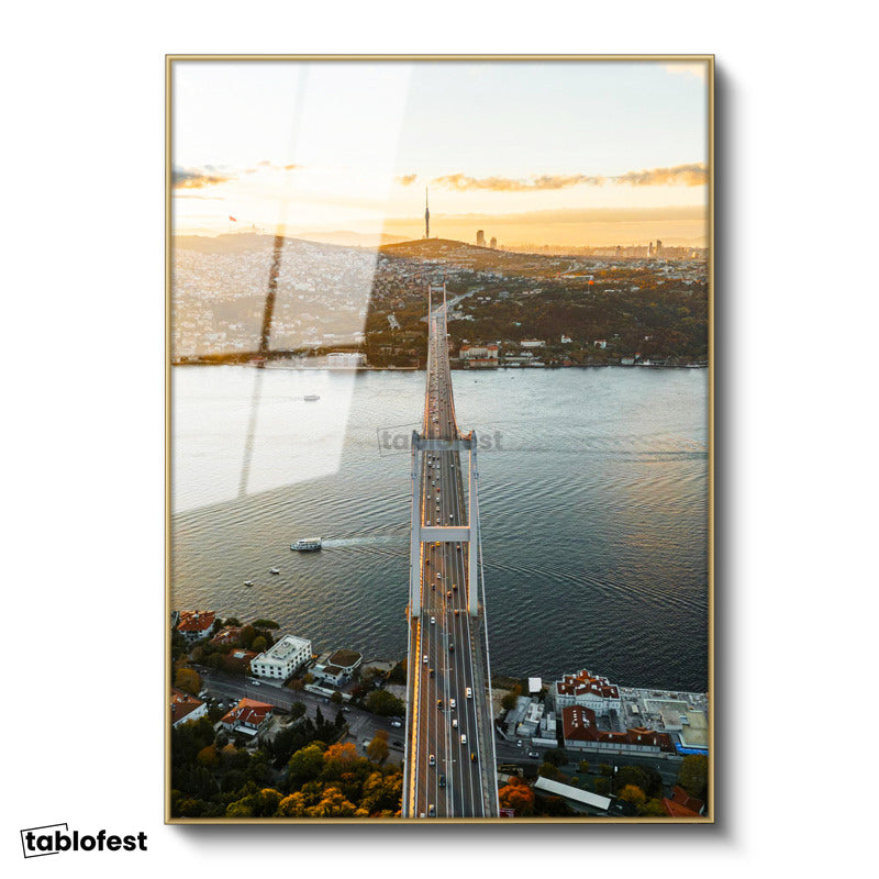 Altın Renk Metal Çerçeveli Tamperli Cam Tablo İstanbul Boğaz Köprüsü ve Trafik Akışı Şehir Mimari Tablo Duvar Dekoru