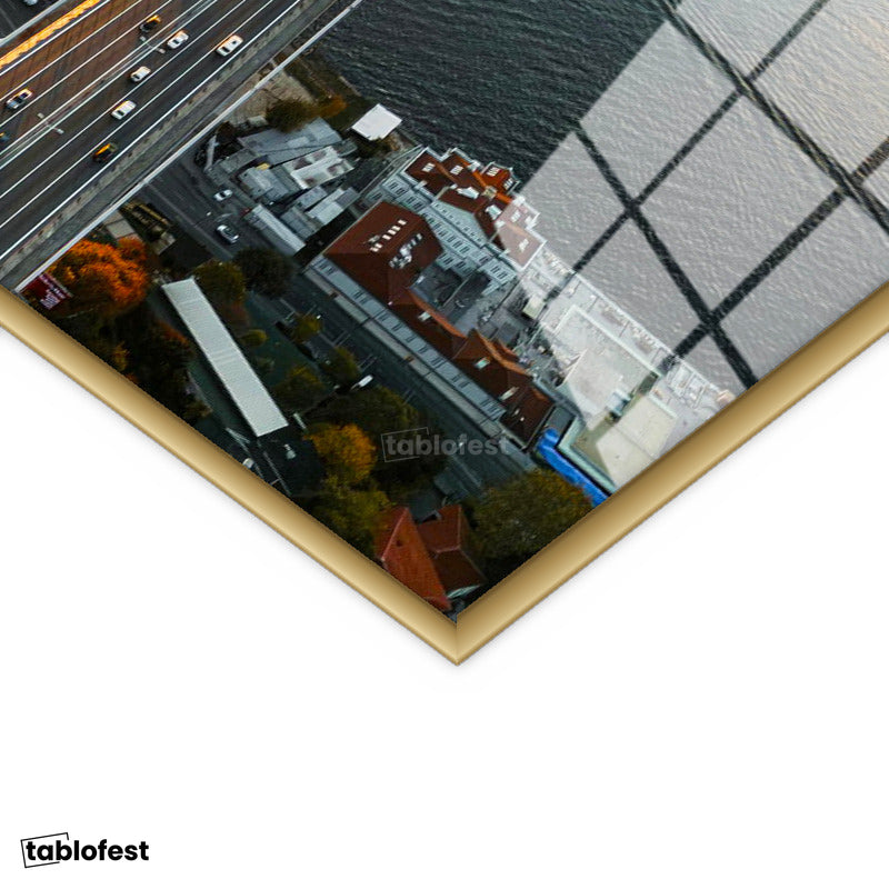 Altın Renk Metal Çerçeveli Tamperli Cam Tablo İstanbul Boğaz Köprüsü ve Trafik Akışı Şehir Mimari Tablo Duvar Dekoru