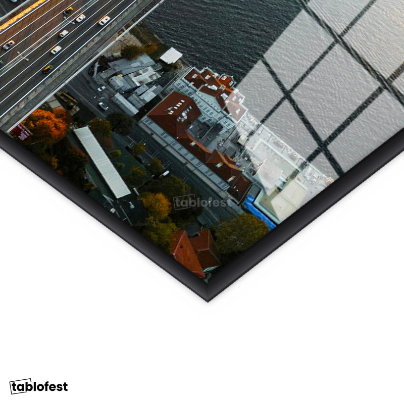 Siyah Renk Metal Çerçeveli Tamperli Cam Tablo İstanbul Boğaz Köprüsü ve Trafik Akışı Şehir Mimari Tablo Duvar Dekoru