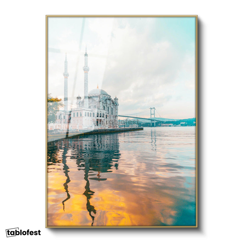 Altın Renk Metal Çerçeveli Tamperli Cam Tablo Ortaköy Camii ve Deniz Yansıması Şehir Mimari Tablo Duvar Dekoru