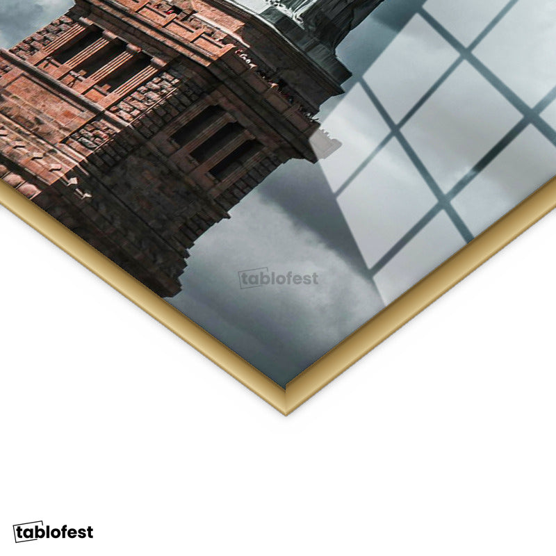 Altın Renk Metal Çerçeveli Tamperli Cam Tablo Özgürlük Heykeli Bulutlu Gökyüzü Şehir Mimari Tablo Duvar Dekoru