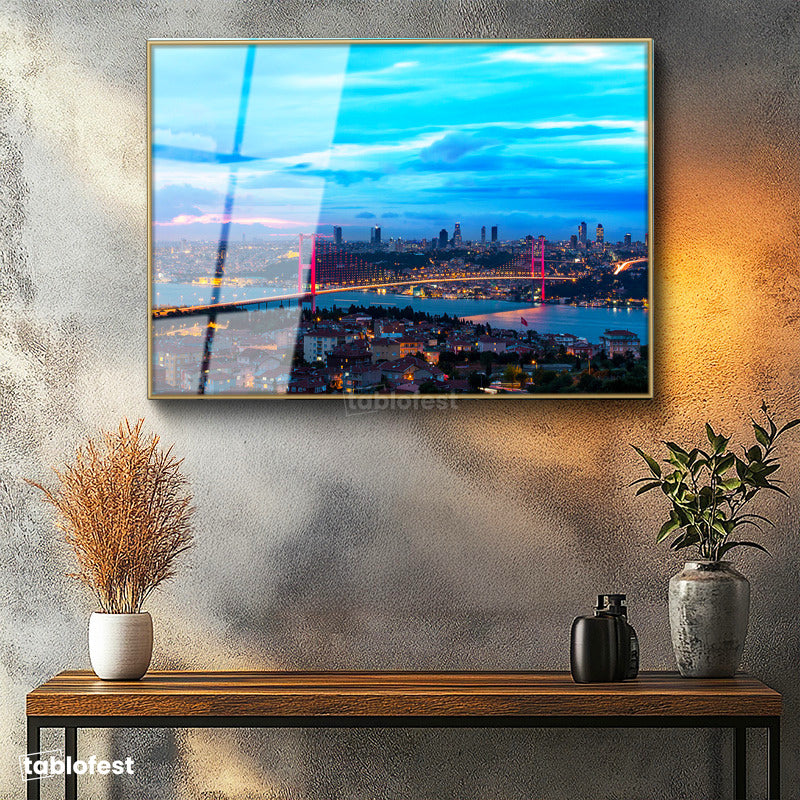 Altın Renk Metal Çerçeveli Tamperli Cam Tablo İstanbul Boğaz Köprüsü Gece Şehir Mimari Tablo Duvar Dekoru