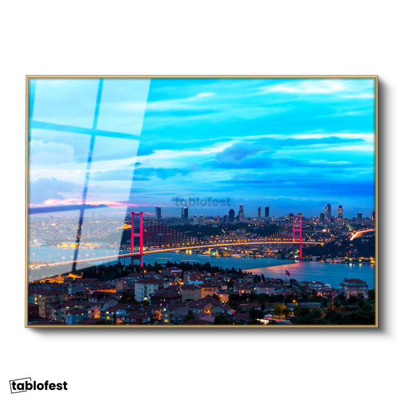 Altın Renk Metal Çerçeveli Tamperli Cam Tablo İstanbul Boğaz Köprüsü Gece Şehir Mimari Tablo Duvar Dekoru