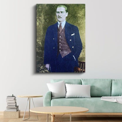 Yeşil Fonlu Atatürk - Lacivert Ceket Portresi Kanvas Tablo
