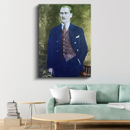 Yeşil Fonlu Atatürk - Lacivert Ceket Portresi Kanvas Tablo