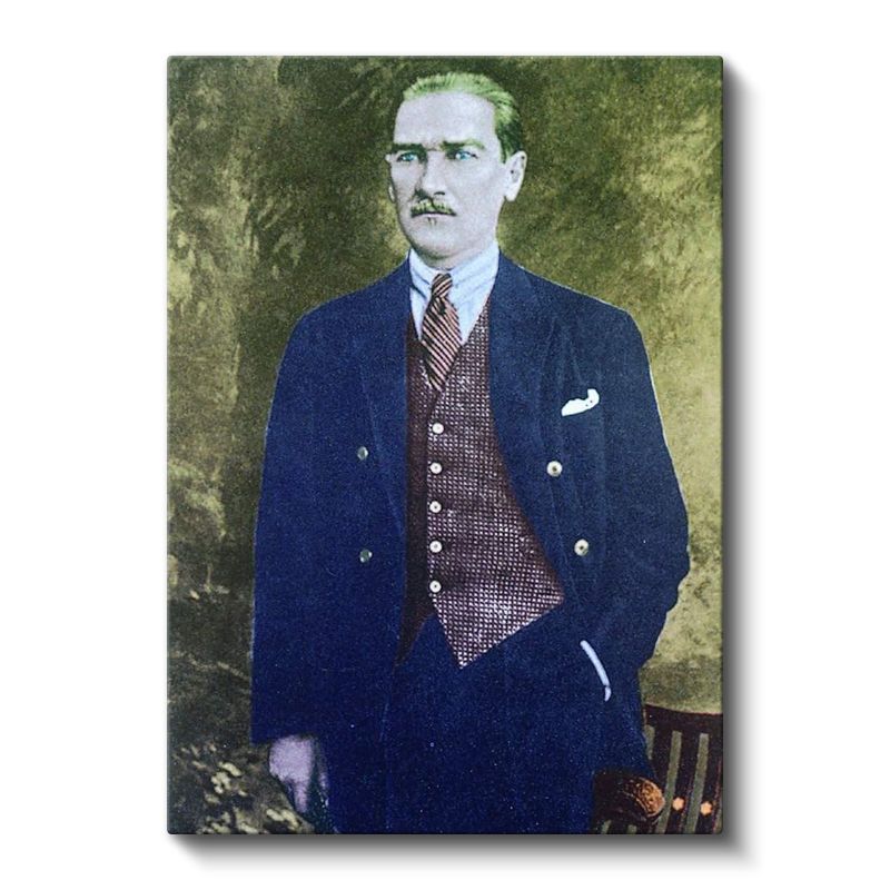Yeşil Fonlu Atatürk - Lacivert Ceket Portresi Kanvas Tablo