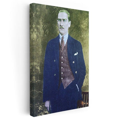 Yeşil Fonlu Atatürk - Lacivert Ceket Portresi Kanvas Tablo