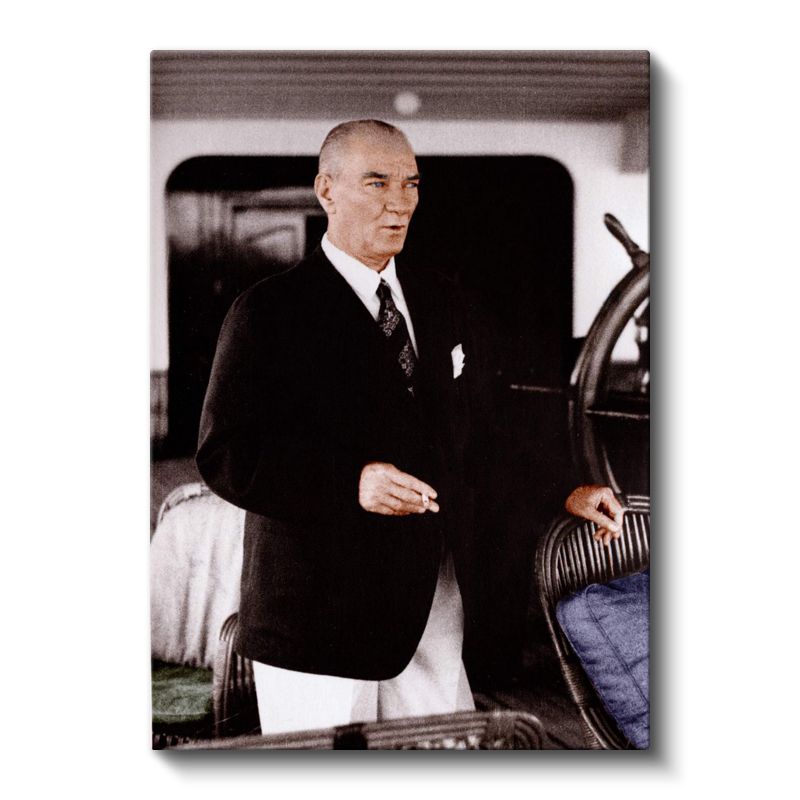 Otomobil Başında Atatürk - Siyah Ceket Beyaz Pantolon Kanvas Tablo