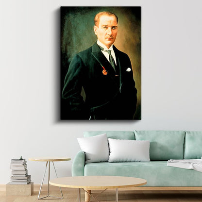 Yeşil Fonlu Portre - Madalyalı Resmi Kıyafet Kanvas Tablo