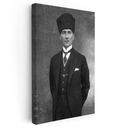 Siyah Kalpaklı Atatürk - Klasik Duruş Kanvas Tablo