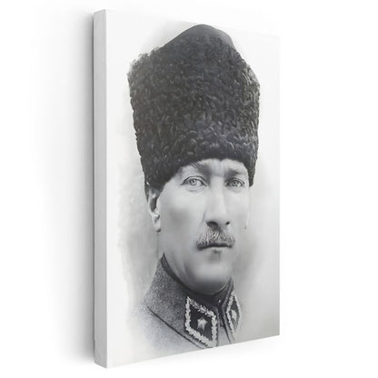 Kalpaklı Komutan - Beyaz Fonda Portre Kanvas Tablo