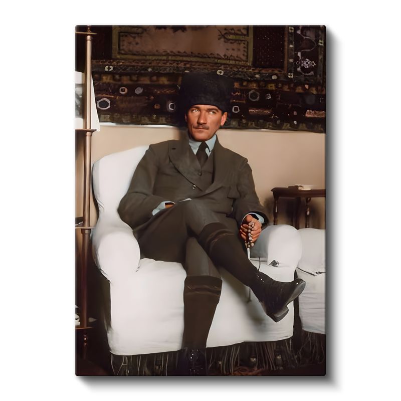 Koltukta Atatürk - Kalpaklı Resmi Kıyafet Kanvas Tablo