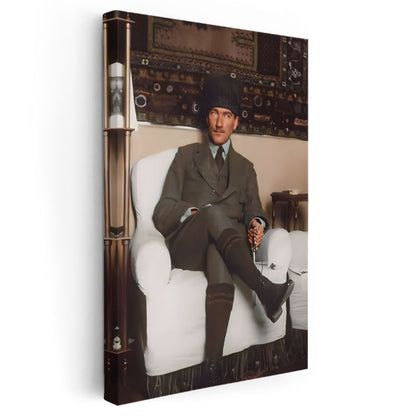 Koltukta Atatürk - Kalpaklı Resmi Kıyafet Kanvas Tablo