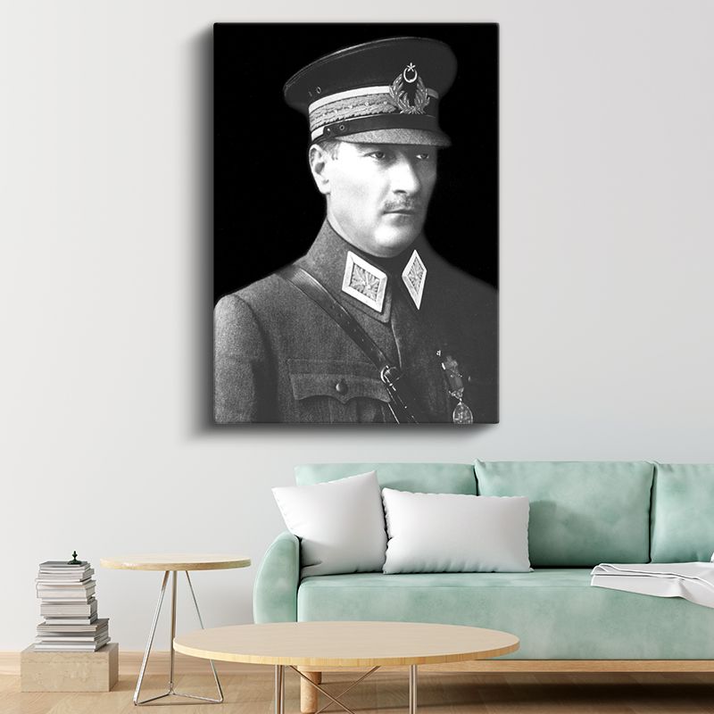 Şapkalı Komutan - Siyah Fonda Askeri Portre Kanvas Tablo