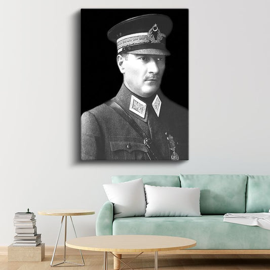 Şapkalı Komutan - Siyah Fonda Askeri Portre Kanvas Tablo