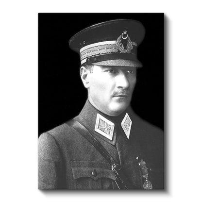 Şapkalı Komutan - Siyah Fonda Askeri Portre Kanvas Tablo