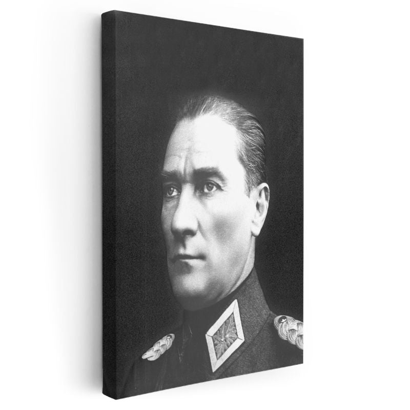 Siyah Fonda Atatürk - Askeri Üniforma Portresi Kanvas Tablo