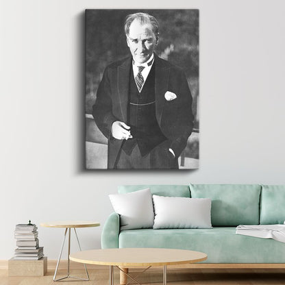 Takım Elbiseli Atatürk - Siyah Beyaz Klasik Portre Kanvas Tablo