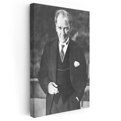 Takım Elbiseli Atatürk - Siyah Beyaz Klasik Portre Kanvas Tablo