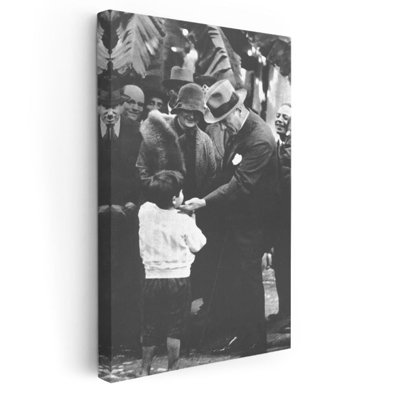 Çocuklarla Atatürk - Şapkalı Tarihi Anı Kanvas Tablo