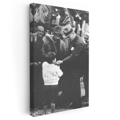 Çocuklarla Atatürk - Şapkalı Tarihi Anı Kanvas Tablo
