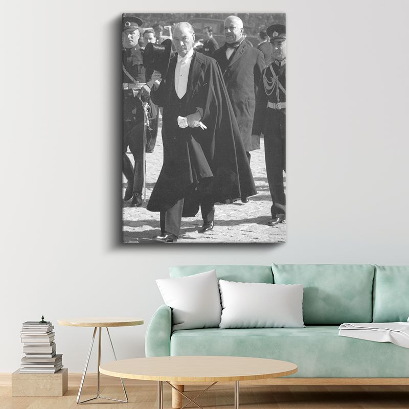 Resmi Tören - Pelerinli Siyah Beyaz Kanvas Tablo