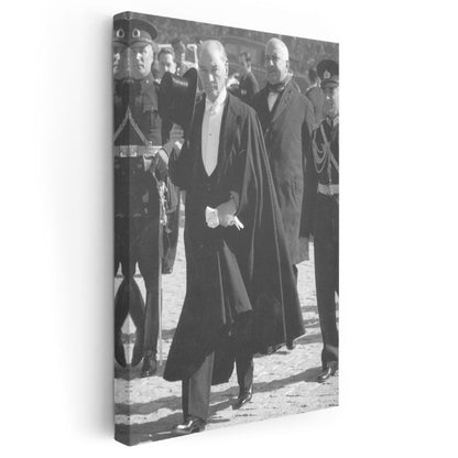 Resmi Tören - Pelerinli Siyah Beyaz Kanvas Tablo