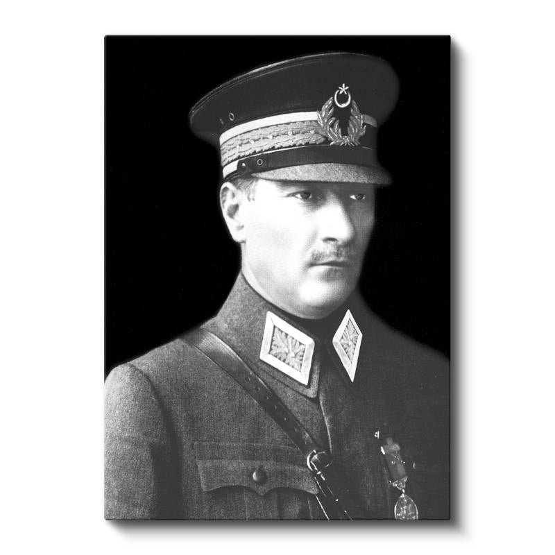 Dikey Kanvas Tablo Atatürk Siperlikli Şapka Üniforma Atatürk Tablosu Ev Ofis Duvar Dekoru