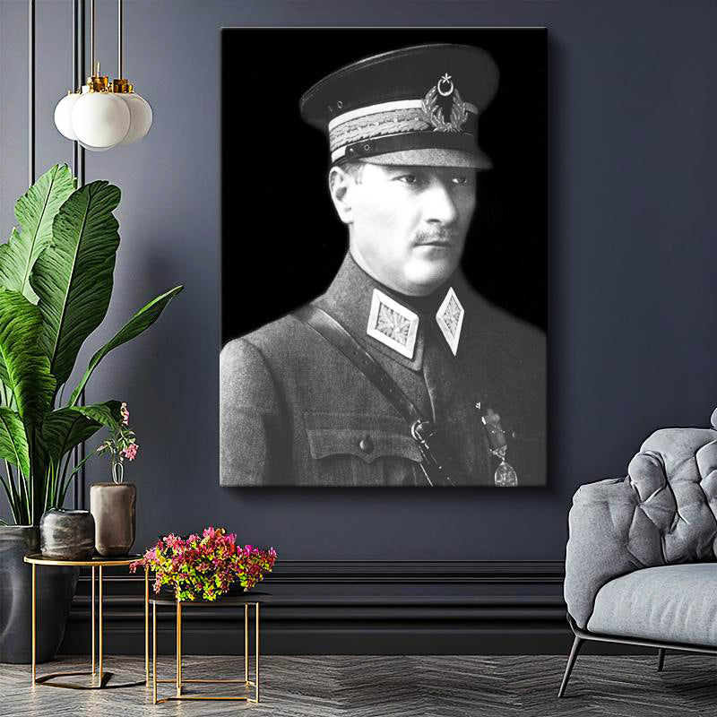 Dikey Kanvas Tablo Atatürk Siperlikli Şapka Üniforma Atatürk Tablosu Ev Ofis Duvar Dekoru