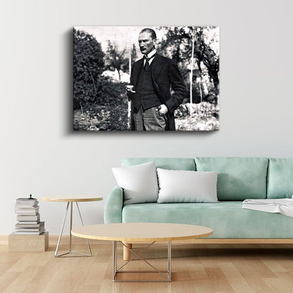 Bahçede Atatürk - Siyah Beyaz Klasik Portre Kanvas Tablo