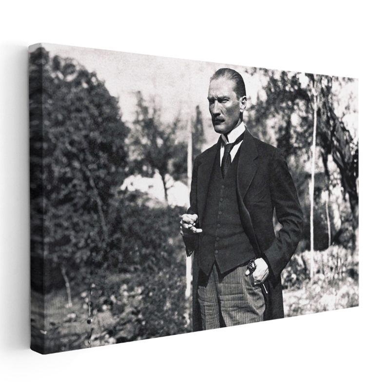 Bahçede Atatürk - Siyah Beyaz Klasik Portre Kanvas Tablo