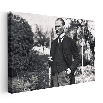 Bahçede Atatürk - Siyah Beyaz Klasik Portre Kanvas Tablo