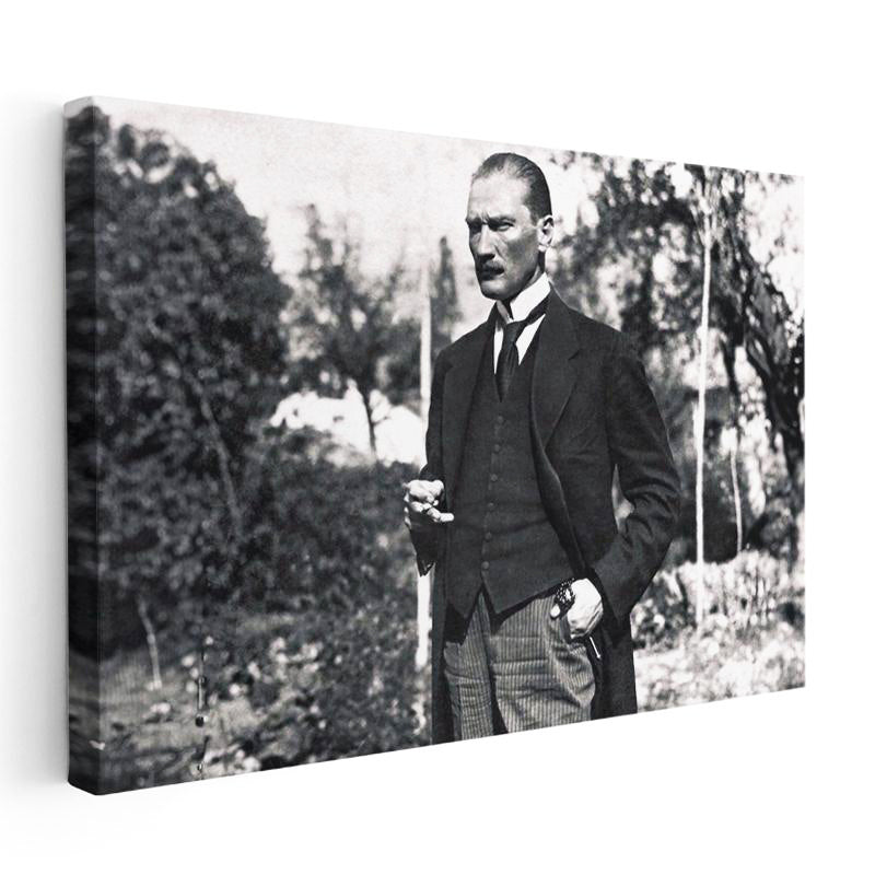 Yatay Kanvas Tablo Atatürk Bahçede Bastonlu Duruş Atatürk Tablosu Ev Ofis Duvar Dekoru