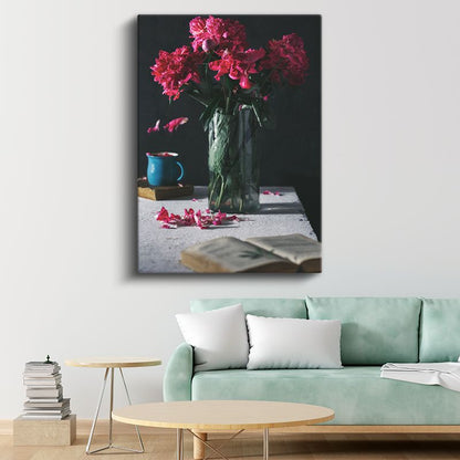 Kırmızı Şakayıklar - Dramatik Siyah Fonda Çiçek Aranjmanı Kanvas Tablo