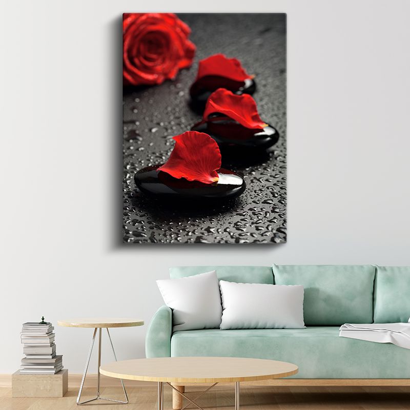 Kırmızı Gül Yaprakları - Siyah Taşlar Üzerinde Dramatik Kompozisyon Kanvas Tablo