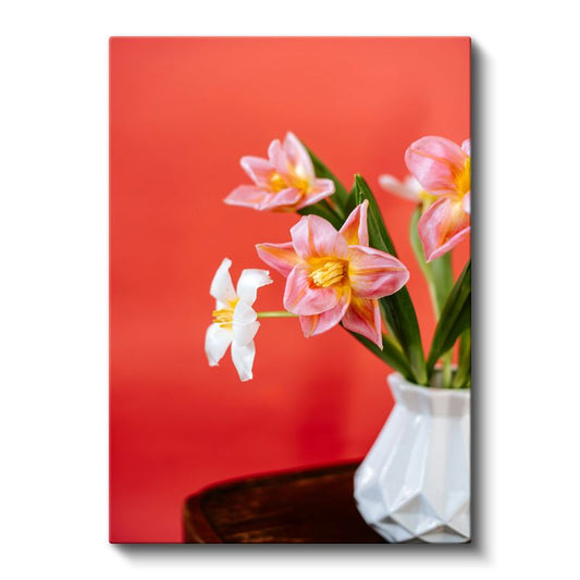 Pembe Çiçekler - Kırmızı Fonda Beyaz Vazoda Buket Kanvas Tablo