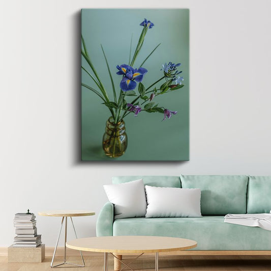İris Buketi - Zarif Mavi Çiçekler Cam Vazoda Kanvas Tablo