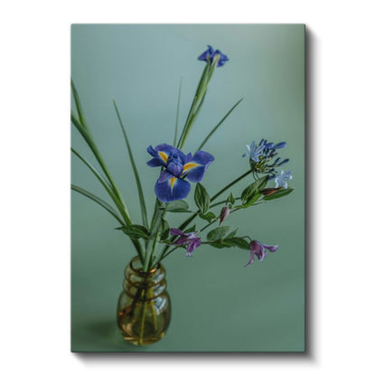 İris Buketi - Zarif Mavi Çiçekler Cam Vazoda Kanvas Tablo