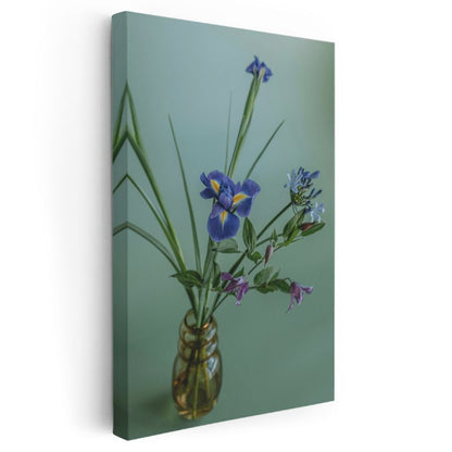 İris Buketi - Zarif Mavi Çiçekler Cam Vazoda Kanvas Tablo