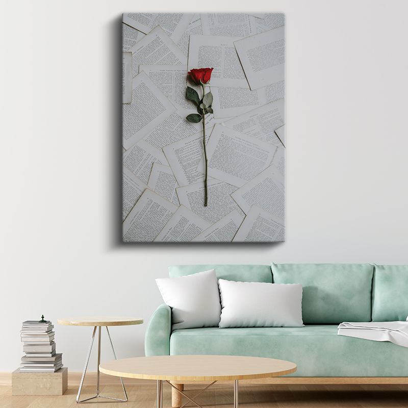 Edebiyat Gülü - Kitap Sayfaları Üzerinde Kırmızı Gül Kanvas Tablo