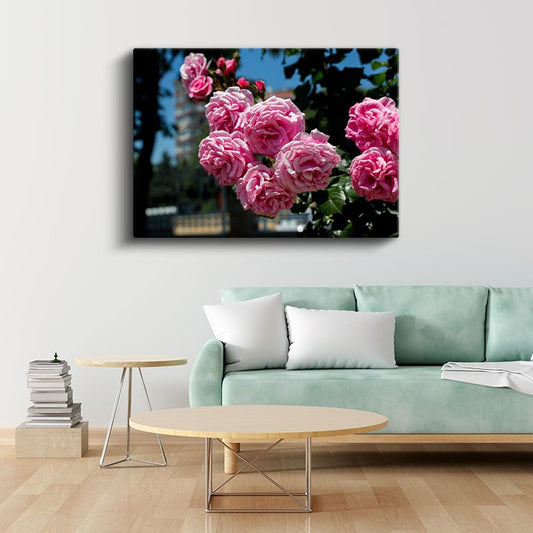 Pembe Gül Buketi - Mavi Gökyüzü Altında Romantik Çiçek Aranjmanı Kanvas Tablo