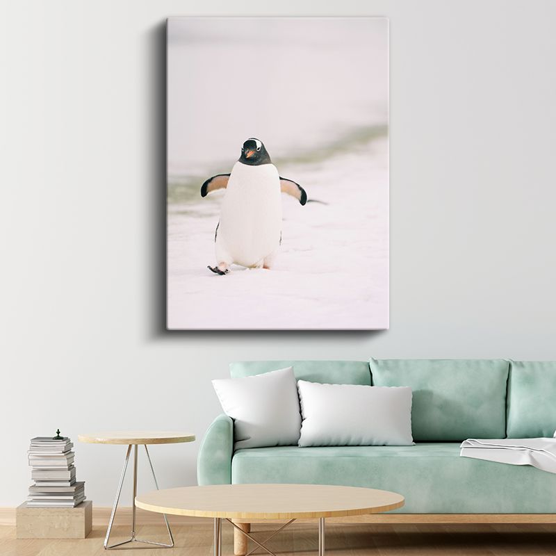 Penguen - Beyaz Zeminde Sevimli Yürüyüş Kanvas Tablo