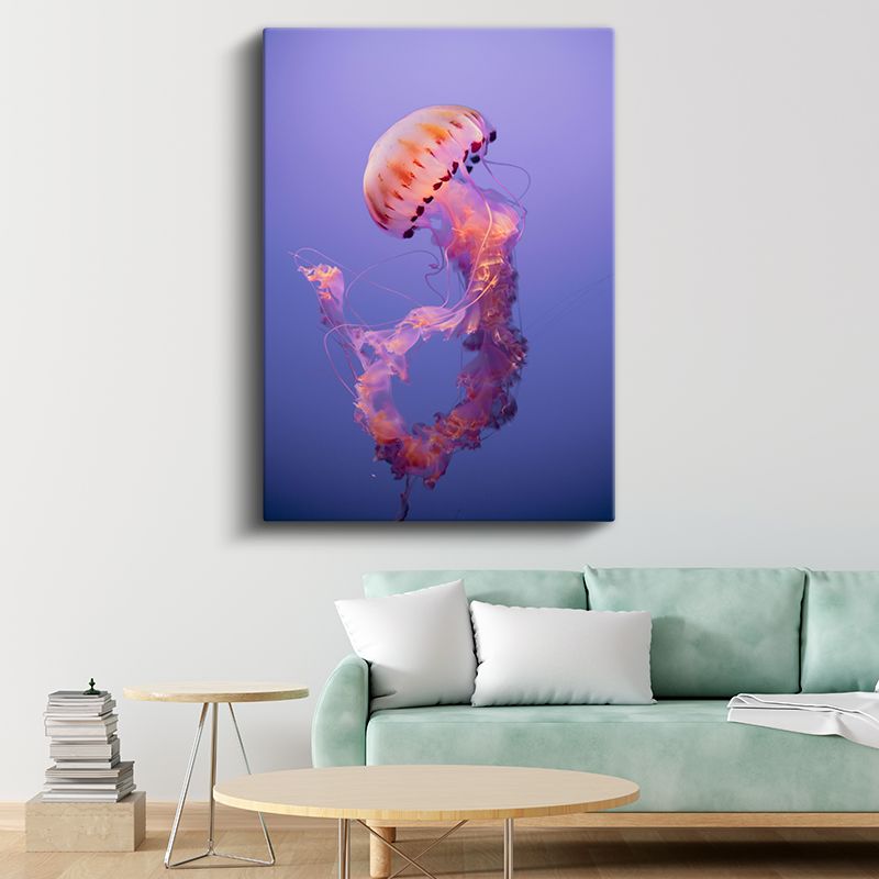 Pembe Denizanası - Mor Sularda Süzülen Narin Deniz Canlısı Kanvas Tablo