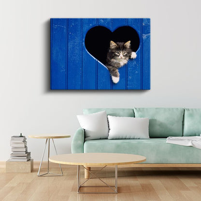 Kalpli Kapı - Mavi Ahşaptan Bakan Yavru Kedi Kanvas Tablo