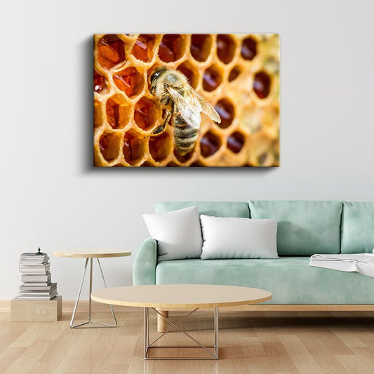 Bal Arısı - Petek Üzerinde Çalışkan İşçi Kanvas Tablo