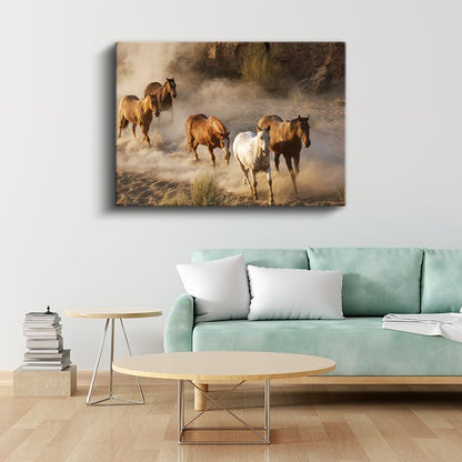 Vahşi Atlar - Tozlu Ovada Özgürce Koşan Sürü Kanvas Tablo