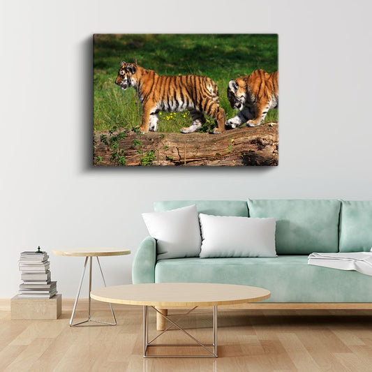 Kaplan Yavruları - Kütük Üzerinde Keşif Yapan İkili Kanvas Tablo