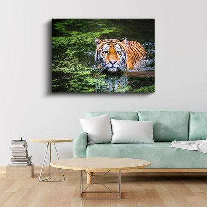 Suda Kaplan - Yeşil Yansımalar Arasında Avcı Kanvas Tablo